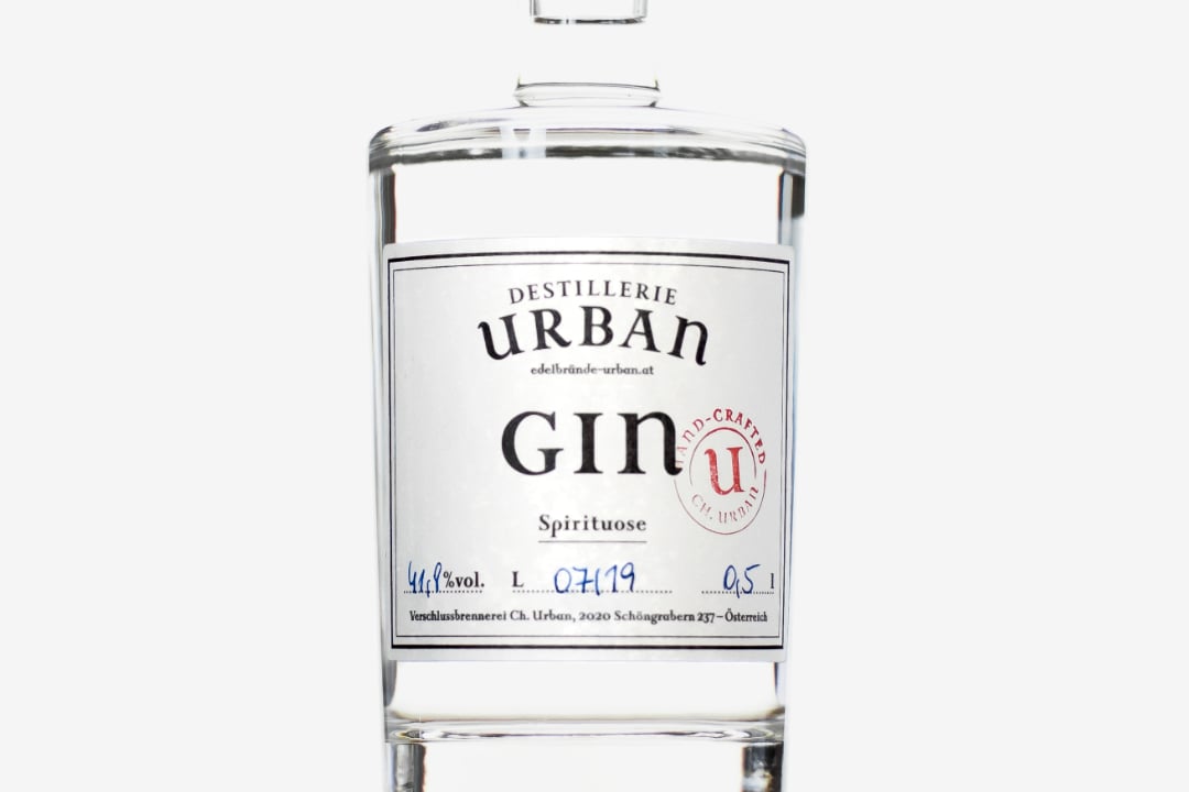 Foto eines Gin-Etiketts der Destillerie Urban.|Photo of a gin label for the Urban distillery.